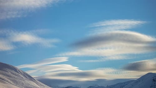 Time-lapse sur le ciel bleu, les nuages blancs et le paysage nuageux des cumulus. Time-lapse Laps de temps ciel bleu d'été.
N