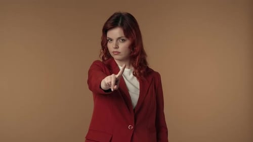 Mittleres isoliertes Video einer jungen Frau, die in die Kamera zeigt und negativ mit dem Finger wedelt