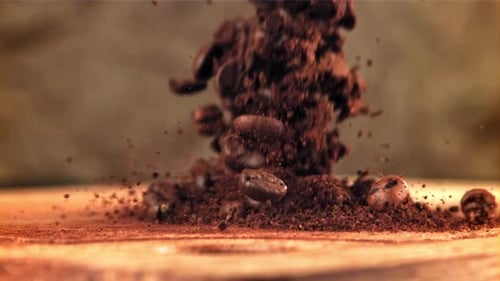 Café molido cae sobre una tabla de madera filmado con una cámara de alta velocidad a 1000 fps