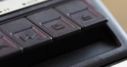 Die Stopptaste an einem alten Vintage-Kassettenspieler wird schnell gedrückt