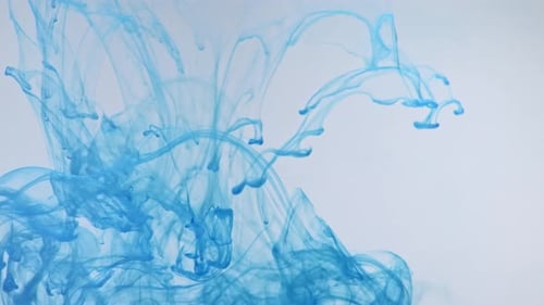 Tolle Nahaufnahme von blauer Farbe im Wasser vor weißem Hintergrund