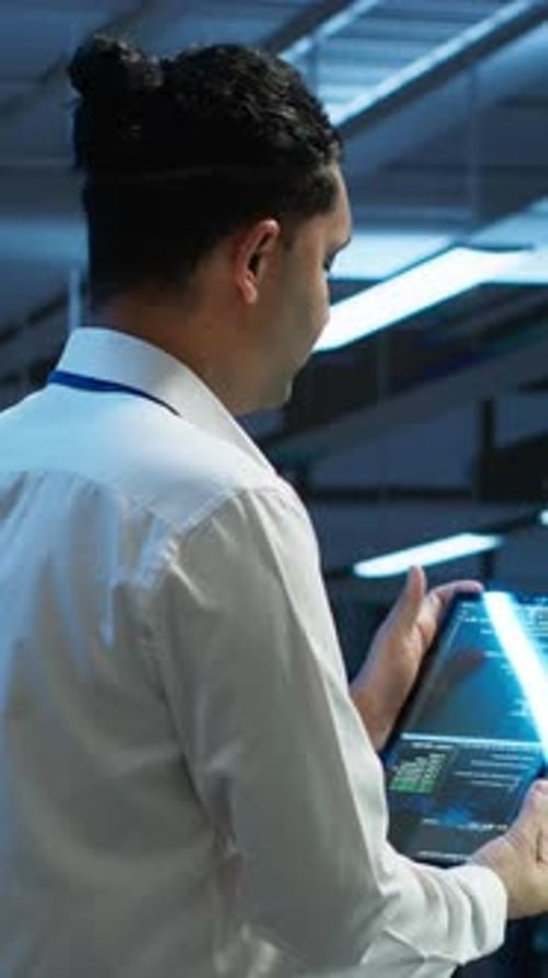 Vertikalrahmen-Informatiker installiert Software im Serverraum
