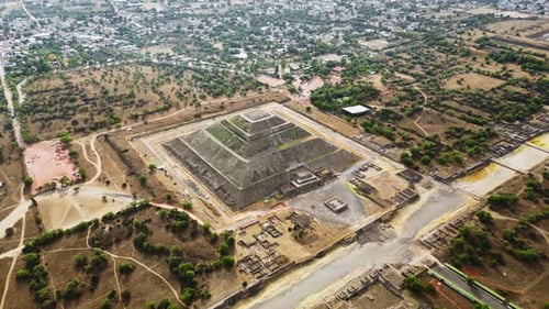 Drohnenaufnahme der alten Teotihuacan-Pyramiden mit der umliegenden mexikanischen Stadt und dem Berg