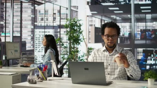 Un chef d'entreprise fatigué et surmené fait face à l'épuisement professionnel à son bureau