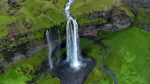 Majestic Seljalandsfoss Waterfall Cascades Amidst Lush Green Landscapes of Iceland