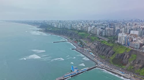 Vista aérea del acantilado costero de Lima y del horizonte urbano