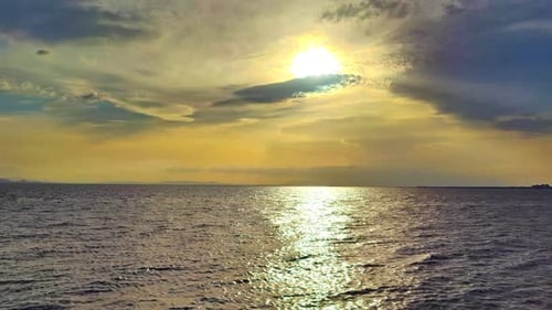 Ruhige, bewölkte Meereslandschaft am sonnigen Abend
