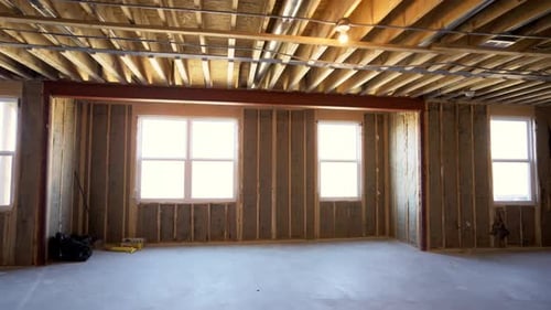 Progreso de la construcción del sótano con estructura de madera expuesta