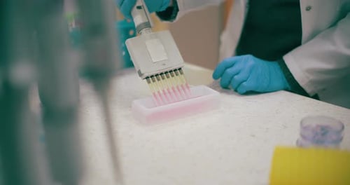 Trabajador de laboratorio investigador que realiza una investigación sobre el cáncer