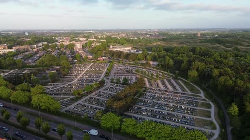 Vista aérea de un cementerio grande y bien organizado con caminos sinuosos y lápidas