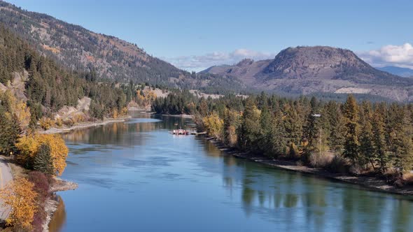 El encanto de cruzar el río: vistas aéreas del río Thompson con ...