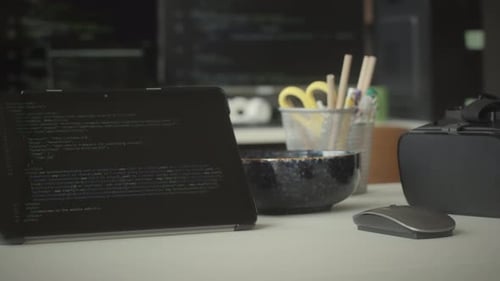 Digitales Tablet mit Programmiercode auf dem Schreibtisch im Büro