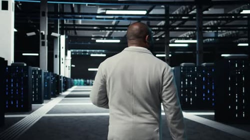 Técnico usando laptop no data center gerenciando a virtualização de servidores