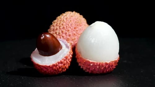 Rotationshintergrund mit exotischen Früchten aus Litschi. Geerntete Litschifrüchte oder Beeren. Asiatisches Essen