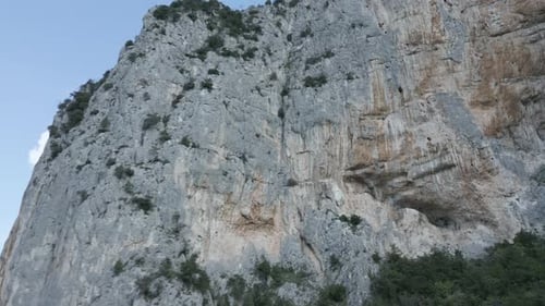 Drone filmé au-dessus de la gorge de Frasassi en Italie