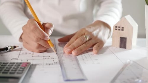 Architektenzeichnung mit Lineal auf Hausplanpapier für Reparaturwerkzeuge auf dem Tisch
