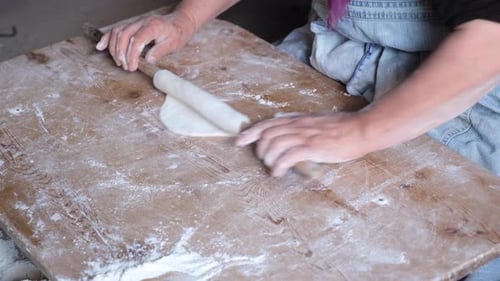 Frau, die Teig rollt (Traditionelle türkische Küche) 2