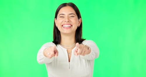 Gesicht, das auf dich und die Frau zeigt, mit grünem Bildschirm, Motivation und Glück auf Studiohintergrund