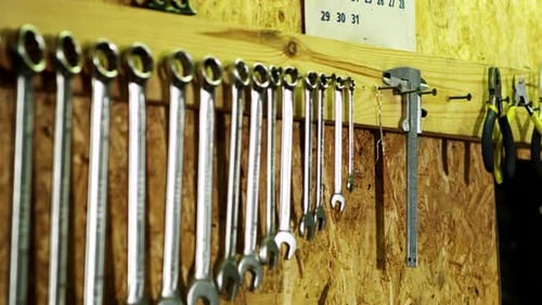 Une main humaine prend le pied à coulisse Vernier d'un mur. Ensemble d'outils mécaniques en