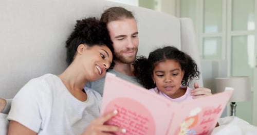 Familia feliz, dormitorio o niño leyendo un libro de cuentos, un cuento de hadas fantástico o un libro de dibujos animados antes de dormir