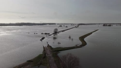 Waal's Overflow: Veerweg Submerged in the High Waters of the River