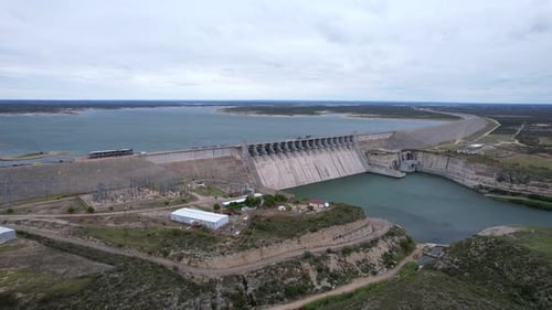 Luftaufnahme des Wasserdamms