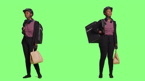 Fröhliche Frau liefert Fastfood-Bestellung in Papiertüte