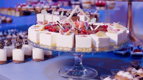 Kleine Kuchen und Mousse-Desserts auf dem Ausstellungsstand im Schokoriegel, zum Einschieben