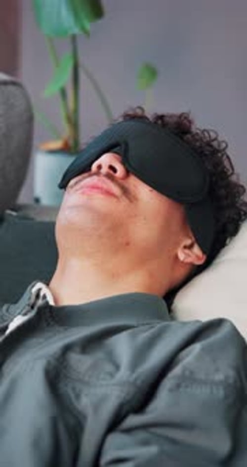 Masque pour les yeux, hochement de tête et thérapie avec un homme sur un canapé pour une évaluation, une consultation ou une psychologie