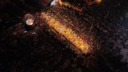 Vue aérienne de personnes au bord du Gange la nuit à Ganga Aarti, Varanasi, Inde.