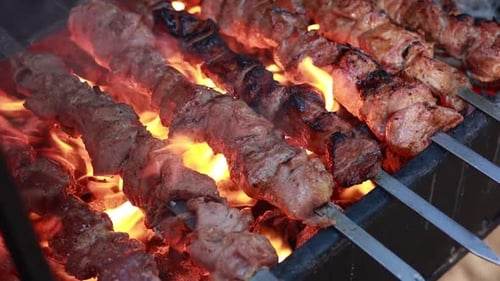 el chef cocina carne deliciosa