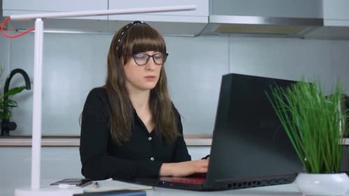 Müde und gestresste Geschäftsfrau mit Migräne und Überlastung