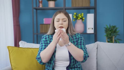Jeune femme se couvrant la bouche et le nez en éternuant.