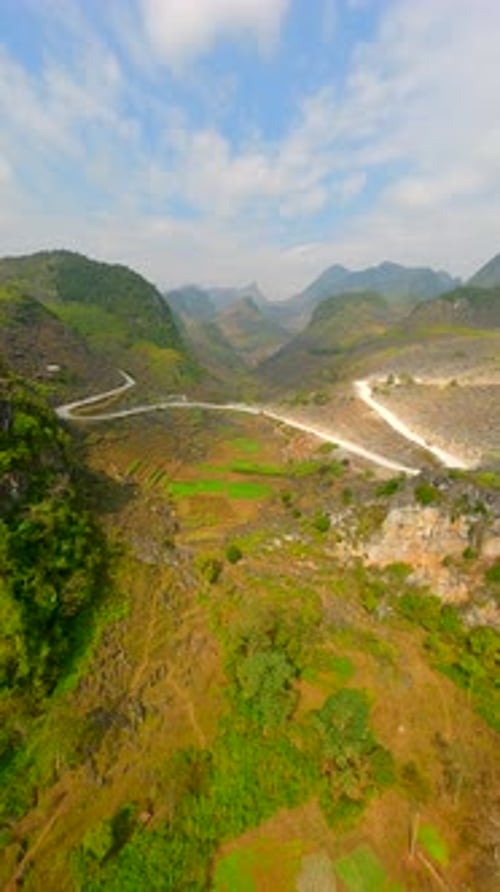 Vue aérienne du paysage de montagne sur la boucle de Ha Giang au nord du Vietnam