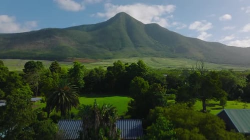 Foto crescente de edifícios em vegetação tropical verdejante no interior da África