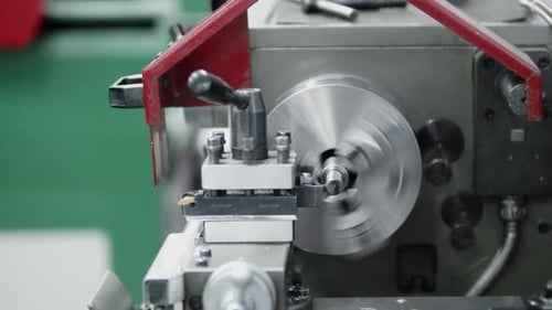 Um torno de precisão que corta metal com eficiência automatizada