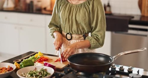 женщина готовит полезную еду на кухне