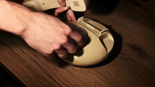 Composer un numéro de téléphone sur un ancien téléphone fixe Rotary
