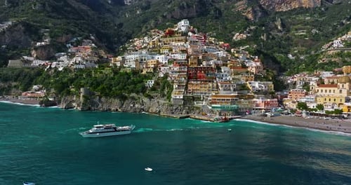 Positano, Côte amalfitaine, Italie, couleurs et vues incroyables, vue d'en haut, bâtiments et monuments de