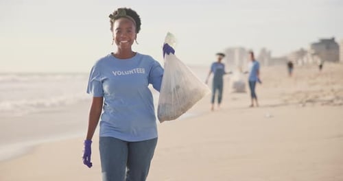 Rostro, playa o mujer negra feliz con bolsa de plástico para el día de la tierra, sostenibilidad