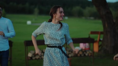 Un joyeux rassemblement au crépuscule dans un magnifique cadre extérieur avec les amis et la famille