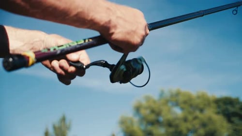Fisherman Hands Holding Angelrute Spinning Rollleine Rolle fangen Fische
