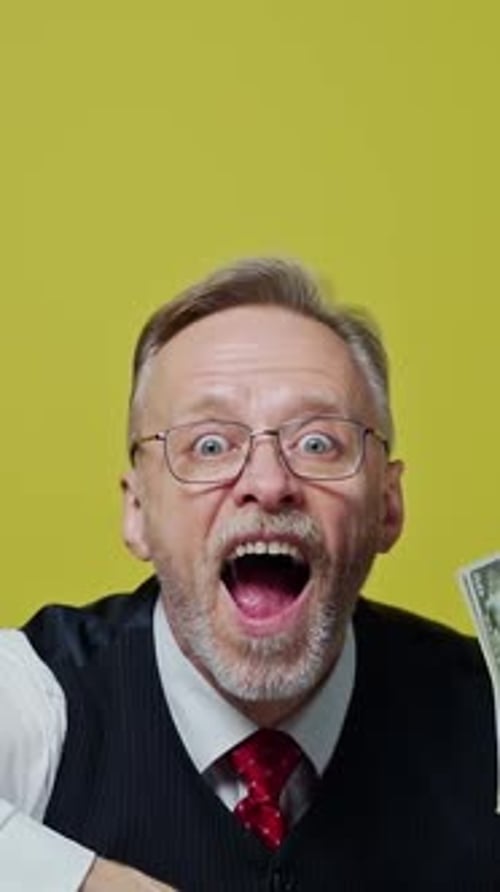 Un anciano feliz tirando dinero.