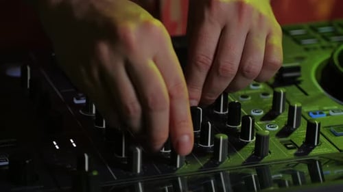 DJ tocando música en un festival en un club nocturno Músico techno con auriculares y gafas de sol actuando