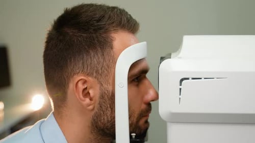 Untersuchung der Augen in einer Augenklinik zur Überprüfung des Sehvermögens mit einer Spaltlampe