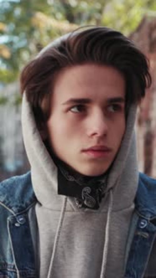 Lässiges Portrait eines jungen Mannes in urbaner Umgebung, das das Stadtleben und die Jugendlichkeit einfängt