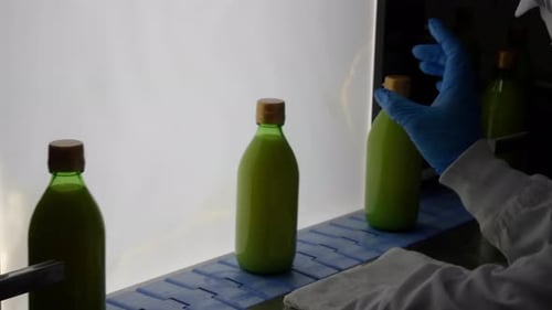 Plan moyen de l'inspection du contrôle de la qualité et de l'étiquetage du jus d'agrumes verts en bouteille sur un