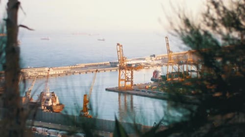 gelber Frachtladekran im internationalen Schifffahrtshafen von Barcelona in der Bucht
