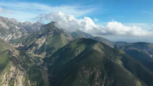 Luftaufnahme der zerklüfteten Landschaft der San Gabriel Mountains