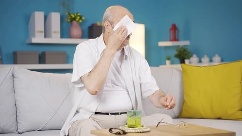 Un viejo enfermo con ojos llorosos.